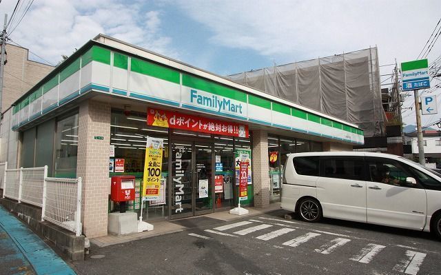 コンビニ　ファミリーマート（コンビニ）まで140m