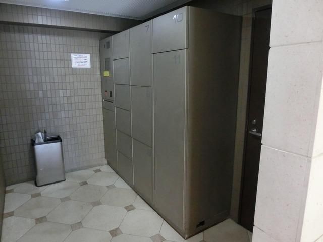 エントランス　不在時も安心の宅配ＢＯＸ付