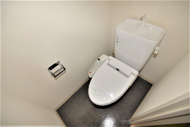 トイレ　落ち着いた色調のトイレです