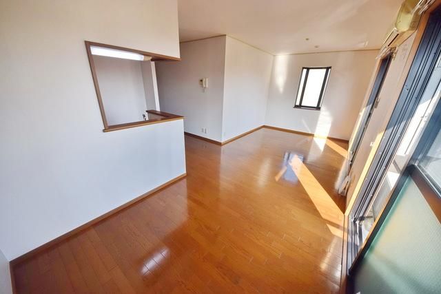 居室・リビング　★2面採光で明るいリビングスペース★