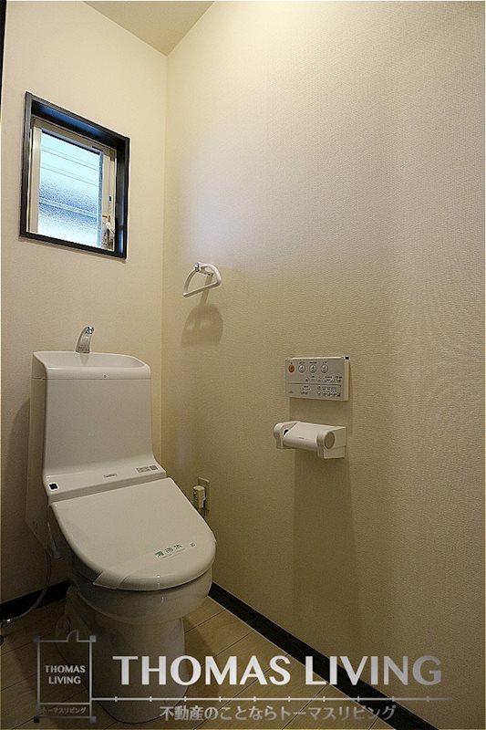 トイレ　小窓があり換気がしやすいですね。