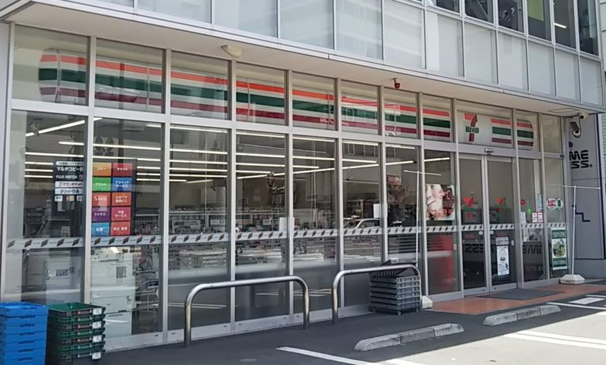 コンビニ　セブン-イレブン 泉岳寺駅前店（コンビニ）まで611m