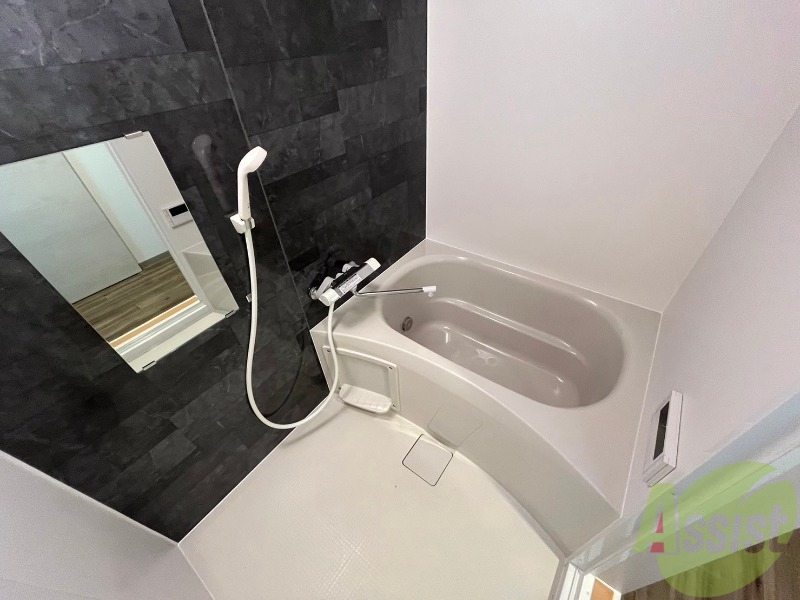 バス・シャワールーム　お風呂です。広々したバスでゆっくりくつろげます。