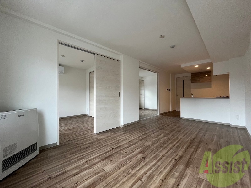 居室・リビング　日当たりが良くて心地よく過ごせそうなお部屋です。