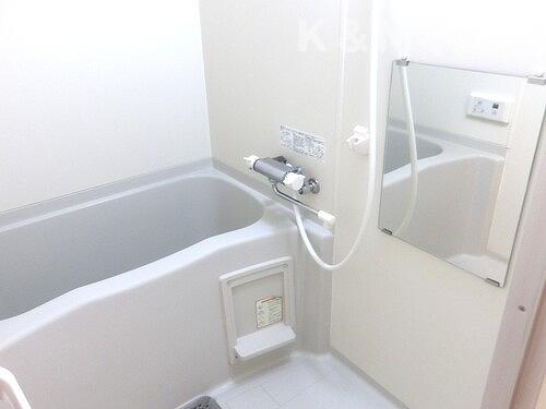 バス・シャワールーム　落ち着いた空間のお風呂です