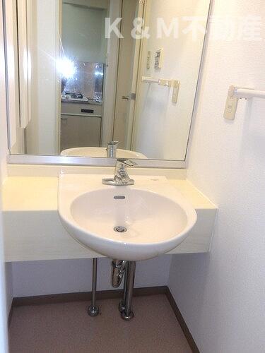 洗面設備　ゆったりとスペースのある洗面所