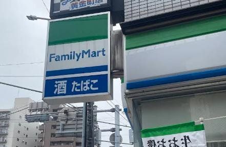 コンビニ　ファミリーマート黄金町駅前店（コンビニ）まで1m