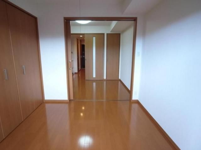 居室・リビング　フローリング仕上げで明るい洋室