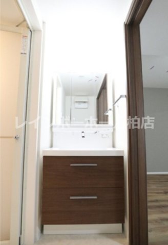 洗面設備　独立洗面化粧台が付いています