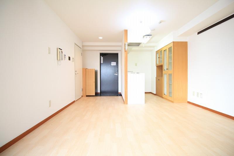 居室・リビング　食器棚付き