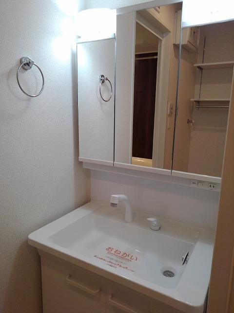 洗面設備　三面鏡の洗面台です☆