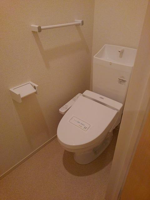 トイレ　嬉しい温水洗浄便座付きです♪