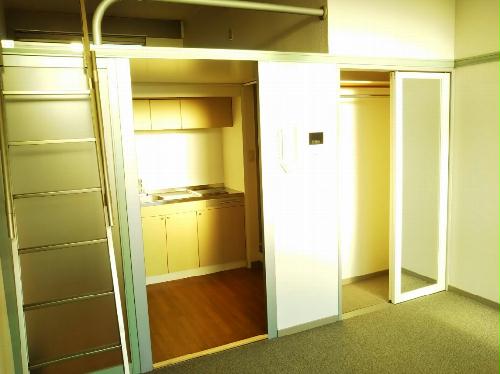 居室・リビング　同タイプの物件写真です。（家具無しのお部屋です）