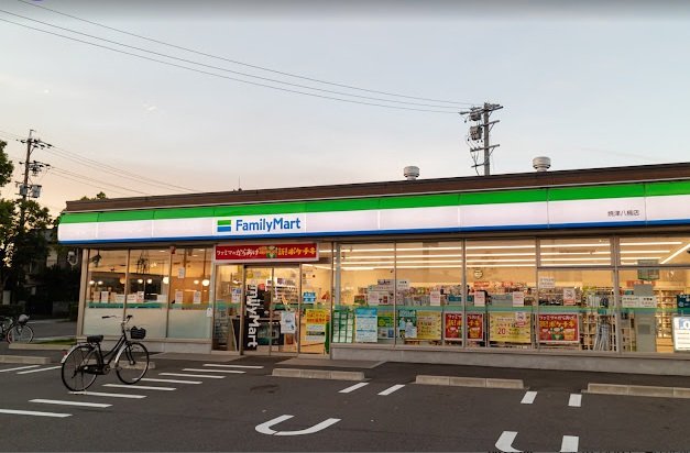 コンビニ　ファミリーマート　焼津八楠店（コンビニ）まで1052m
