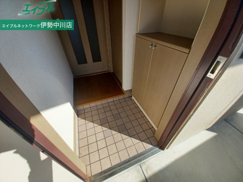 玄関　同建物の別部屋写真です