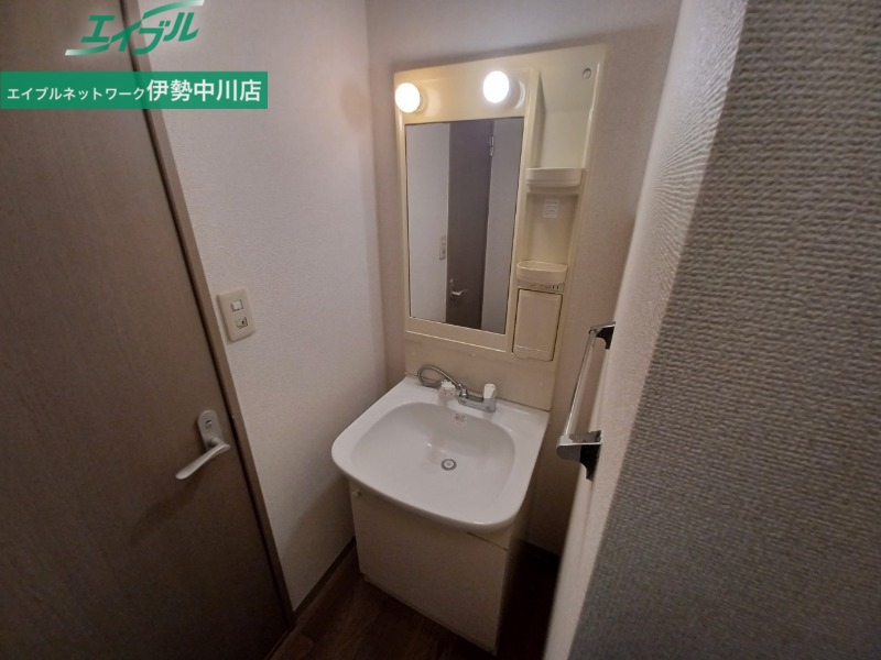 洗面設備　同建物の別部屋写真です