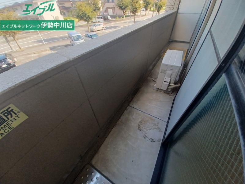 バルコニー　同建物の別部屋写真です
