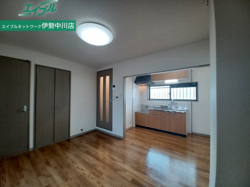 居室・リビング　同建物の別部屋写真です