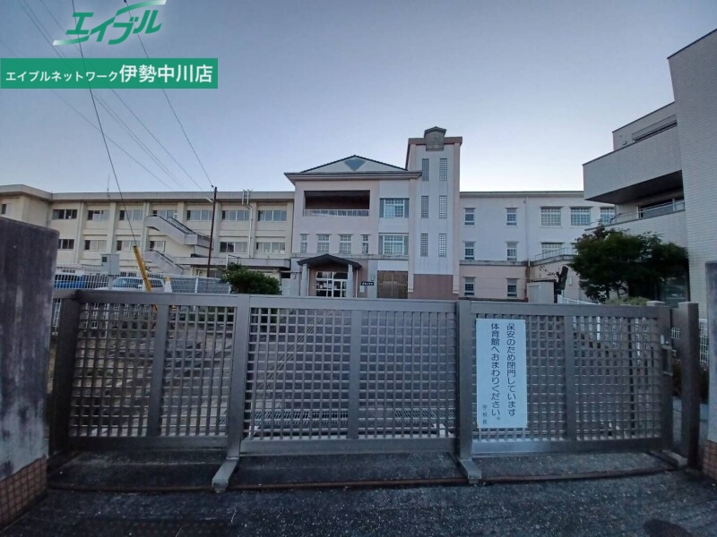 小学校　津市立成美小学校（小学校）まで598m