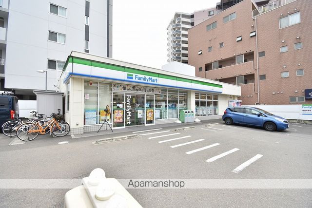 コンビニ　ファミリーマート（コンビニ）まで322m