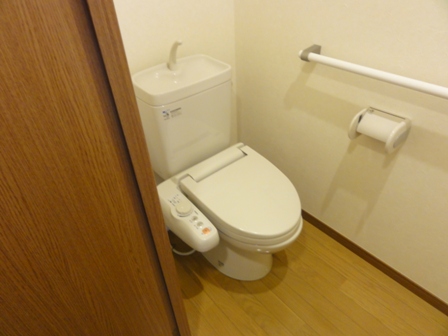 トイレ　落ち着いた色調のトイレです