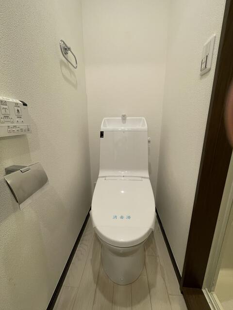 トイレ　温水洗浄便座付きのトイレ