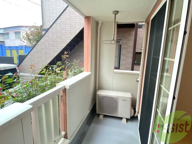 バルコニー　幅があり広めの印象でした。のびのびと作業が出来そうです。