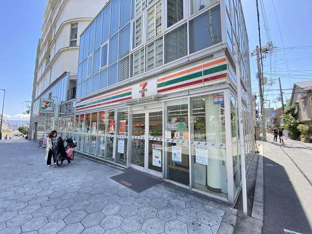 コンビニ　セブン－イレブン大阪細工谷１丁目店（コンビニ）まで72m