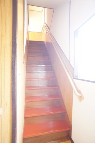 その他部屋・スペース　手すりのついている階段は結構うれしい