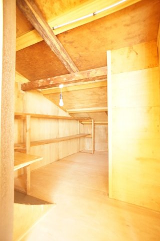 収納　納戸を活用すればお部屋はすっきりしますね。