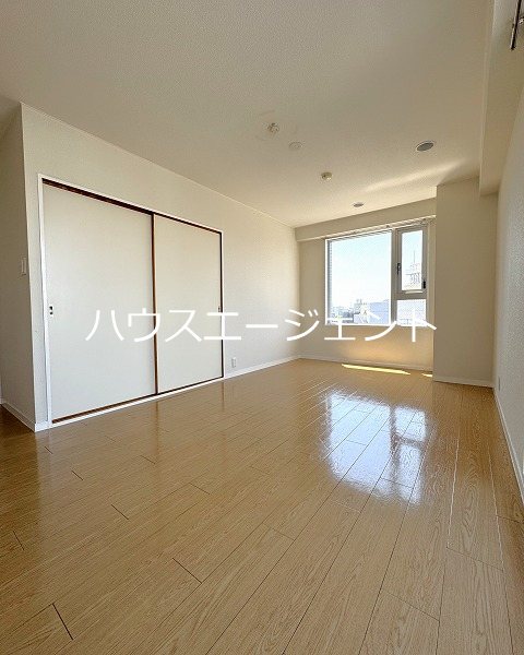 居室・リビング　リビングは２面採光で開放的。