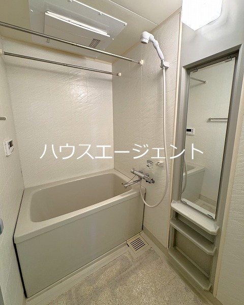 バス・シャワールーム　広々とした浴室でゆったりできます。