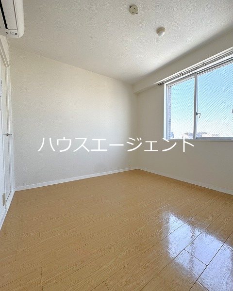 その他部屋・スペース　玄関側の洋室も明るいお部屋です。