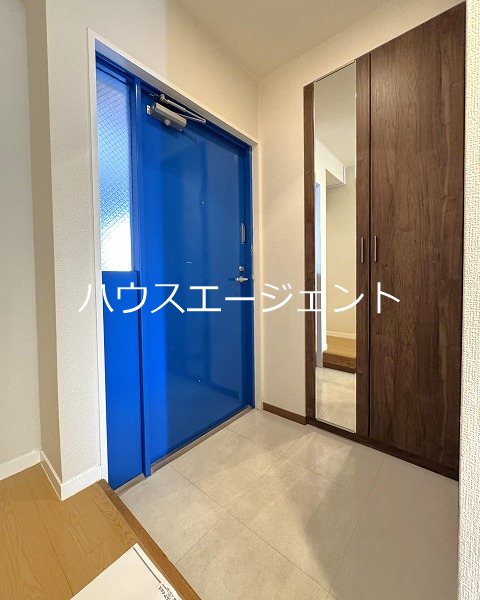 玄関　広い玄関。全身鏡のあるシューズボックスです。