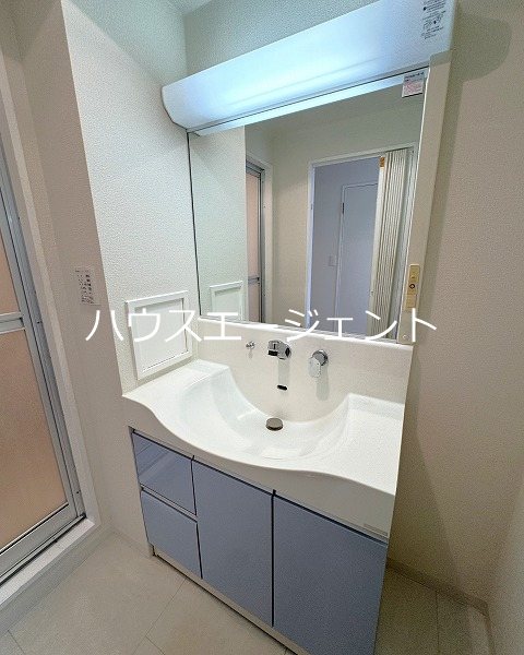 洗面設備　賃貸ではなかなか見ない大きさの洗面台です。
