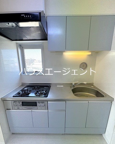 キッチン　キッチンに窓があり換気が良くできます。綺麗なキッチンです。