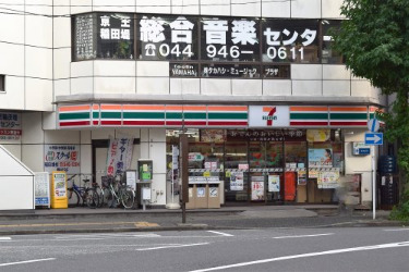 コンビニ　セブンイレブン　京王稲田堤駅前店（コンビニ）まで411m