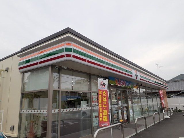 コンビニ　セブンイレブン様（コンビニ）まで220m