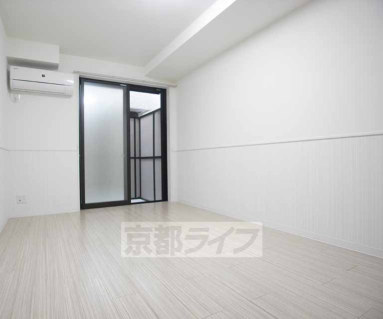 居室・リビング　白が基調の綺麗な洋室です。
