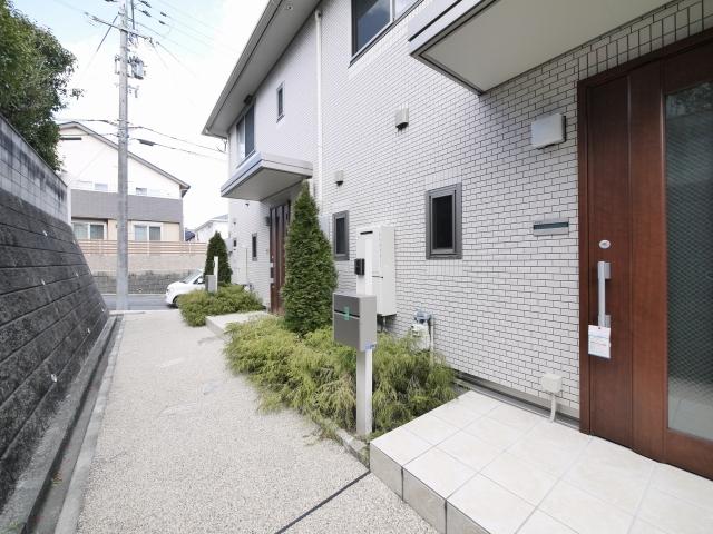 その他共有部分　ゆとりのある玄関回りです