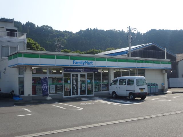 コンビニ　ファミリーマート（コンビニ）まで740m