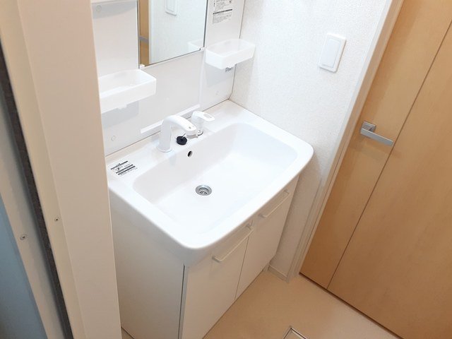 洗面設備　明るい洗面所です