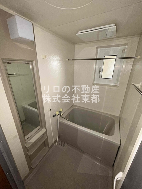 バス・シャワールーム　窓があり、通気性の良いバスです♪