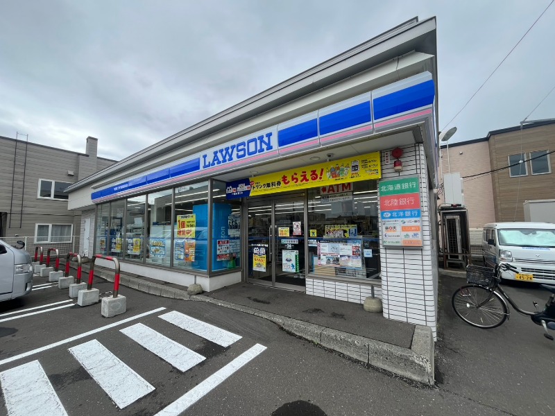 コンビニ　ローソン札幌八軒7条店（コンビニ）まで839m