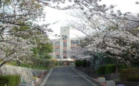 中学校　神戸市立横尾中学校（中学校）まで605m