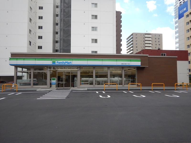 コンビニ　ファミリーマート札幌南5条東店（コンビニ）まで57m