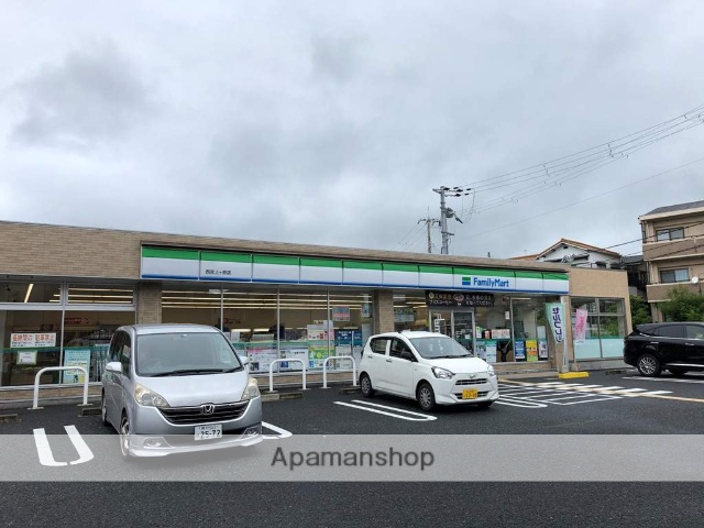 コンビニ　ファミリーマート（コンビニ）まで742m