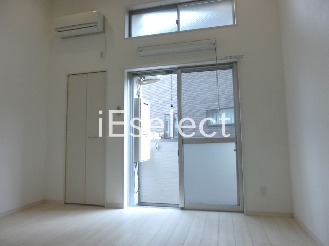 居室・リビング　ロフト付きで開放感ある居室、家具家電置いてもゆったり過ごせ…
