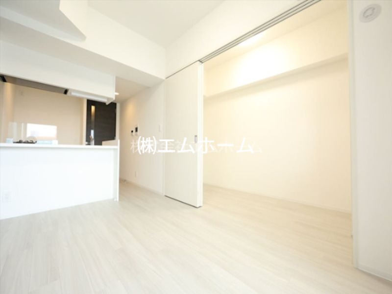 居室・リビング　ＬＤＫ8帖　洋室3.4帖　つなげても仕切っても使えます