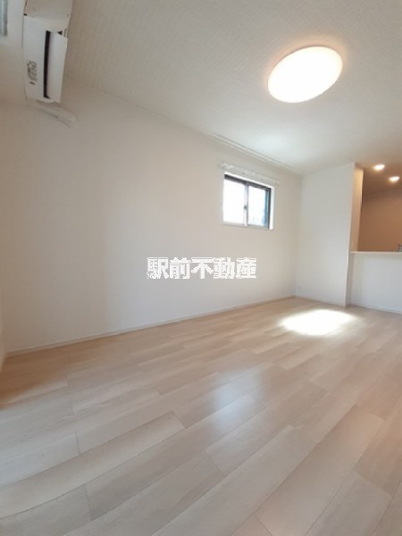 居室・リビング　窓付きで明るいお部屋です★
